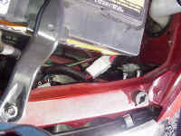 ConnectorOnHeadlight.JPG (95496 bytes)